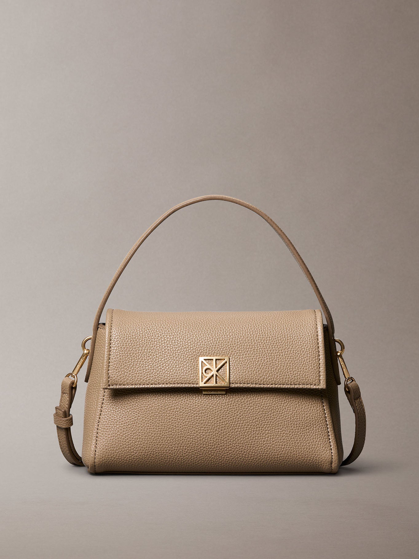Bolsa Calvin Klein Emblem Pebble Shoulder Bag para Damas