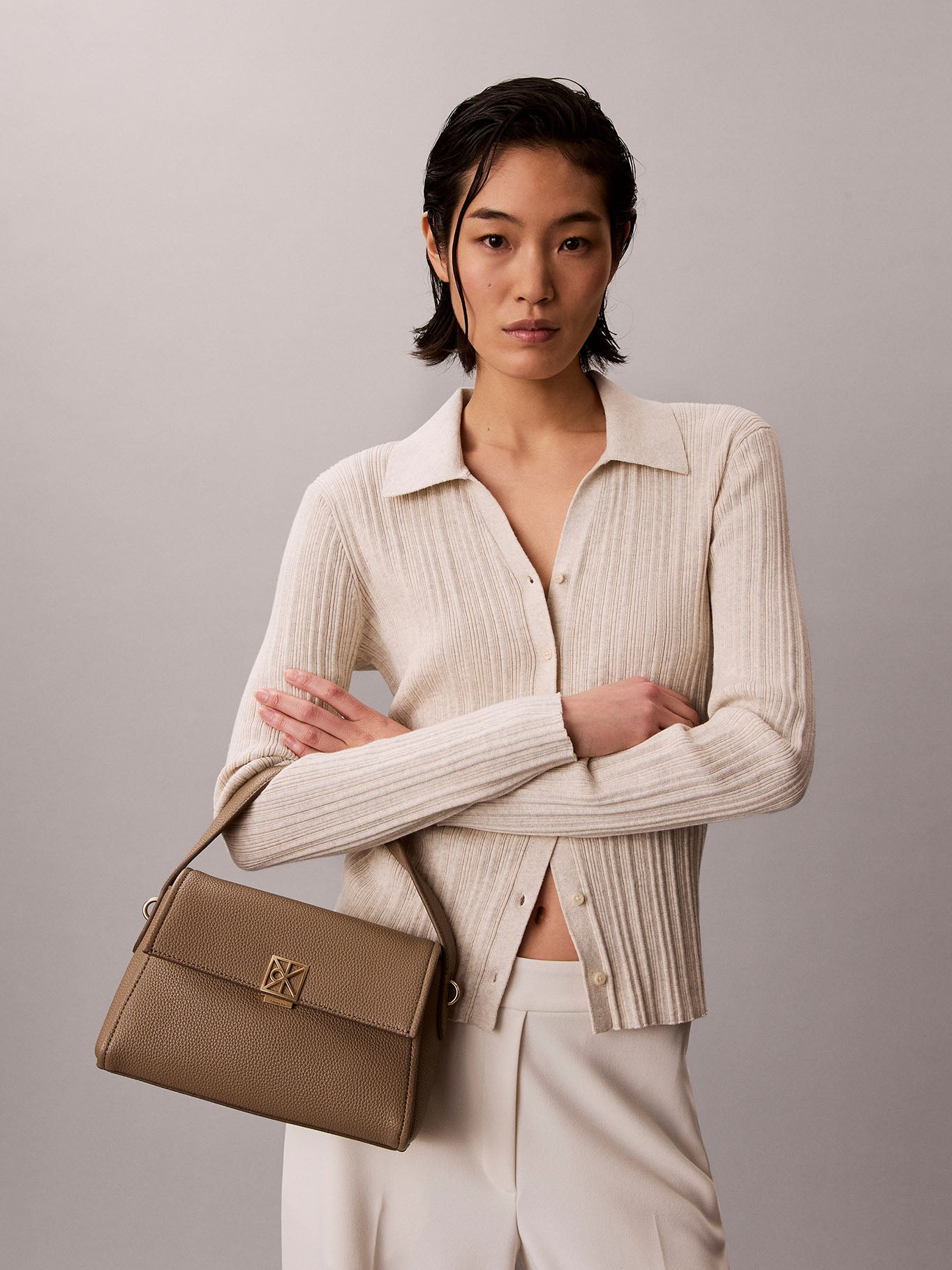 Bolsa Calvin Klein Emblem Pebble Shoulder Bag para Damas
