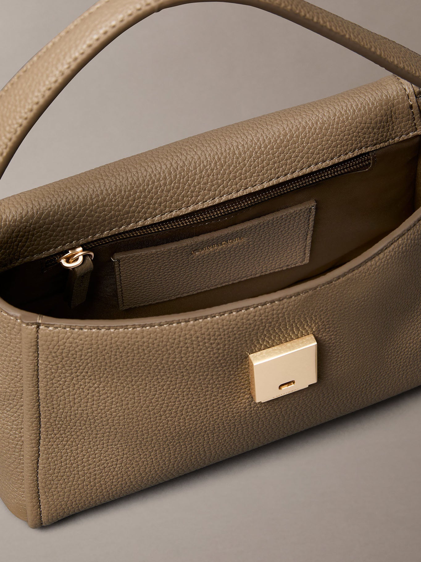Bolsa Calvin Klein Emblem Pebble Shoulder Bag para Damas