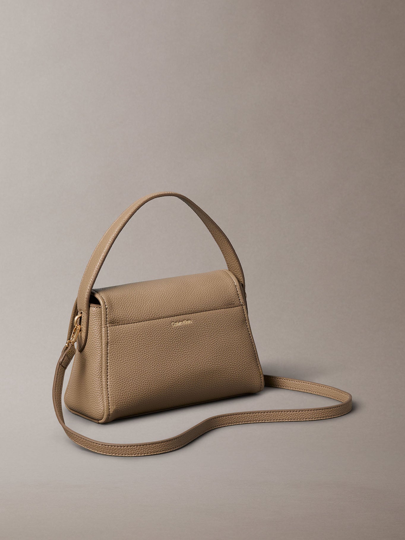 Bolsa Calvin Klein Emblem Pebble Shoulder Bag para Damas
