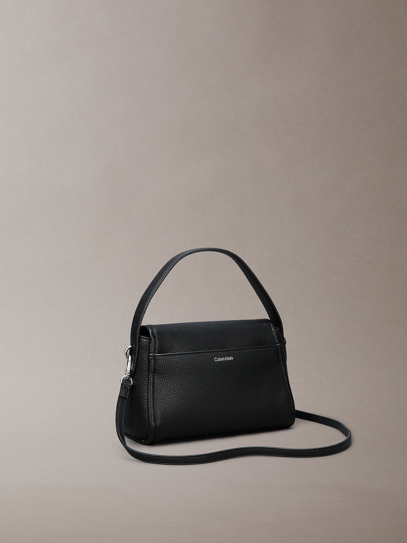 Bolsa Calvin Klein Emblem Pebble Shoulder Bag para Damas