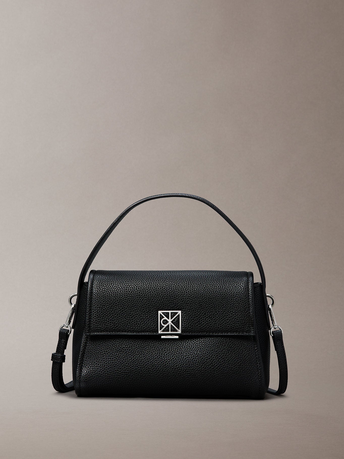 Bolsa Calvin Klein Emblem Pebble Shoulder Bag para Damas