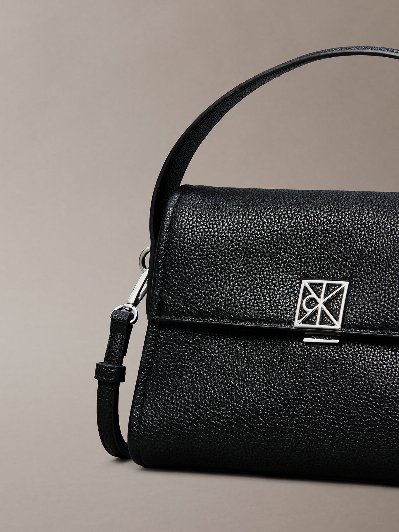 Bolsa Calvin Klein Emblem Pebble Shoulder Bag para Damas