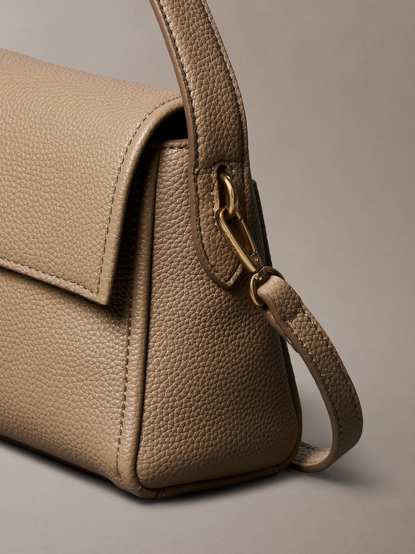 Bolsa Calvin Klein Emblem Pebble Shoulder Bag para Damas