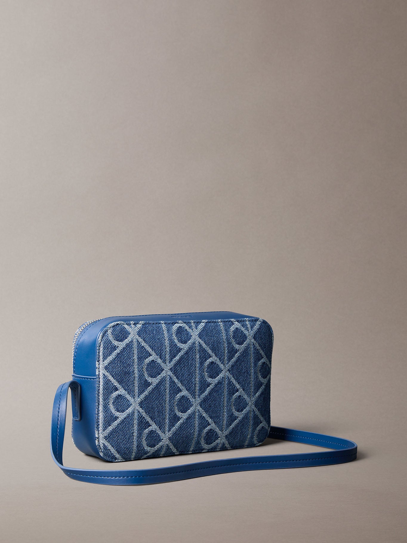 Cartera Calvin Klein Denim Camera Bag para Damas