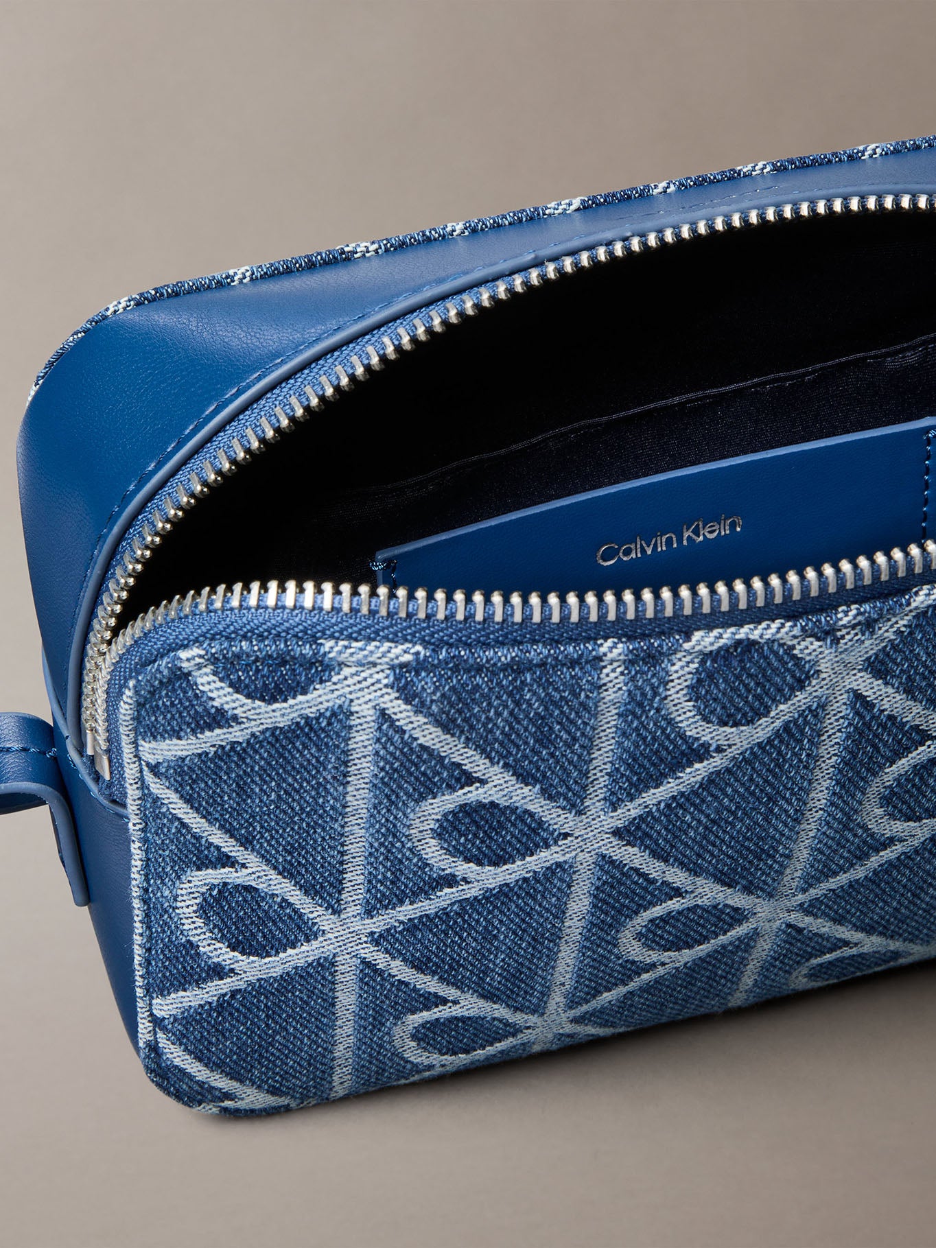 Cartera Calvin Klein Denim Camera Bag para Damas
