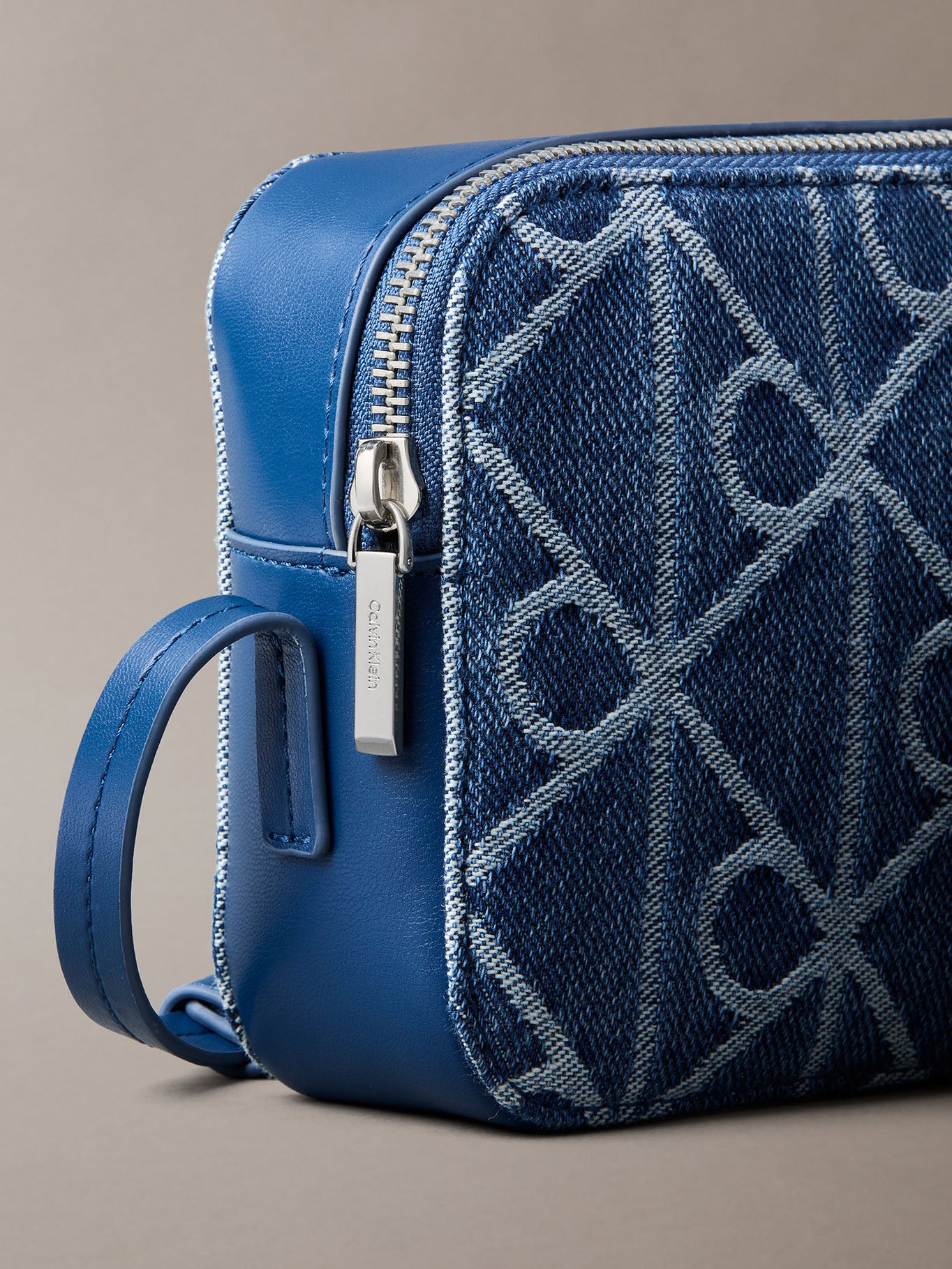 Cartera Calvin Klein Denim Camera Bag para Damas