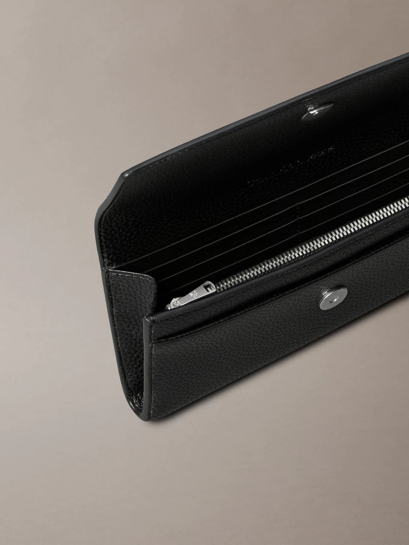 Monedero Calvin Klein Para Damas by Calvin Klein