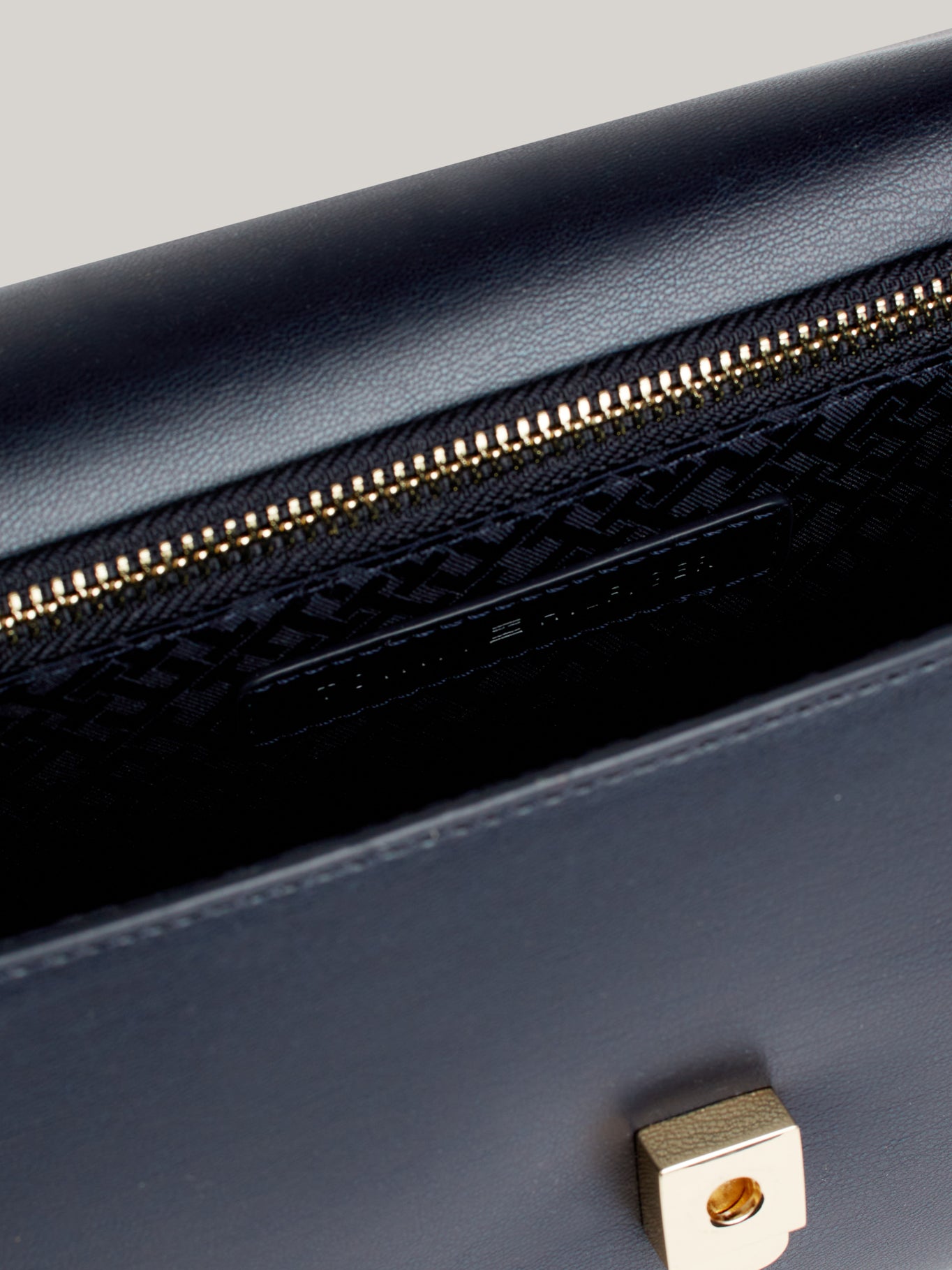 Cartera Tommy Hilfiger P/ Damas by Tommy Hilfiger