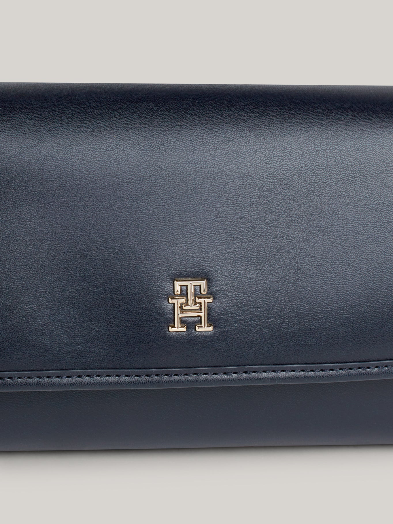 Cartera Tommy Hilfiger P/ Damas by Tommy Hilfiger