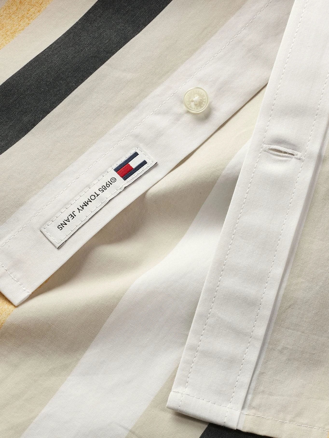 Camisa Tommy Jeans Mangas Cortas Rayas P/ Caballeros by Tommy Jeans