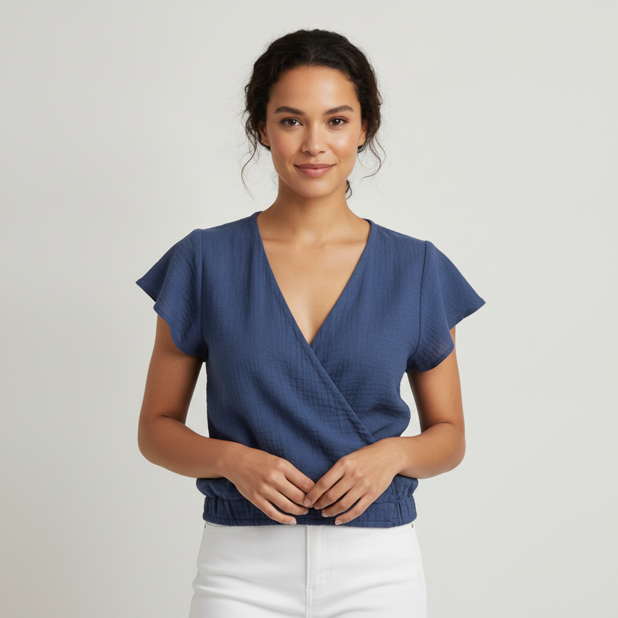 Blusa Sofia S Mangas Cortas Lisa para Damas con modelo (AI)